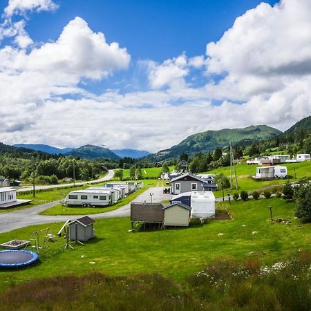 Smordal Hytteutleie Og Camping Hotel Nordfjordeid Exterior foto