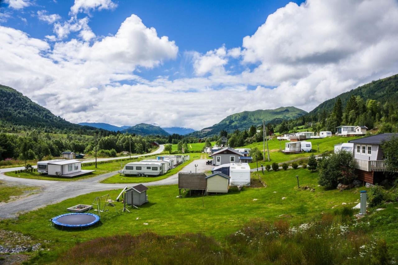 Smordal Hytteutleie Og Camping Hotel Nordfjordeid Exterior foto